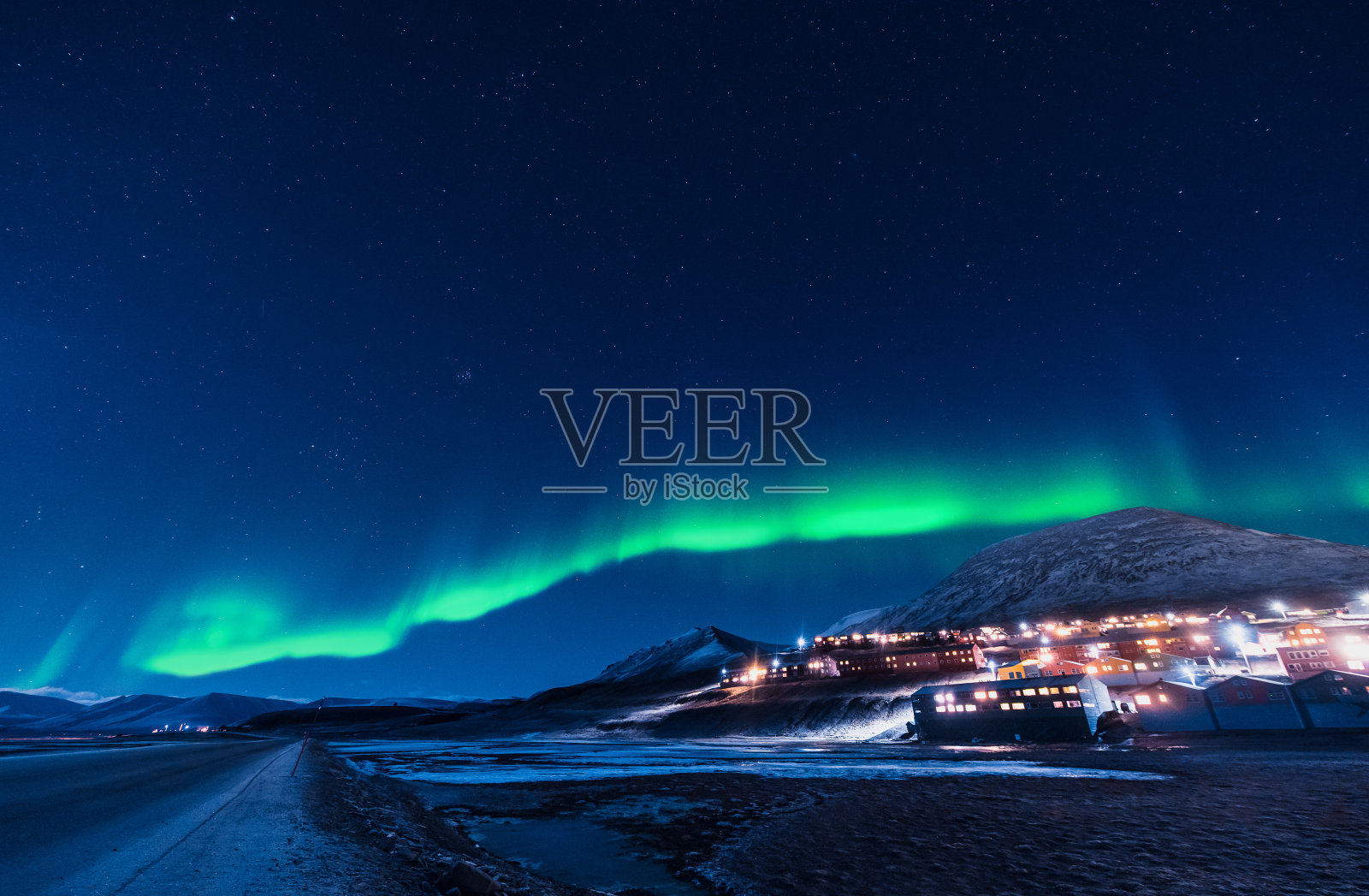 北极光北极光天星在挪威斯瓦尔巴特群岛的朗伊尔城月亮山照片摄影图片