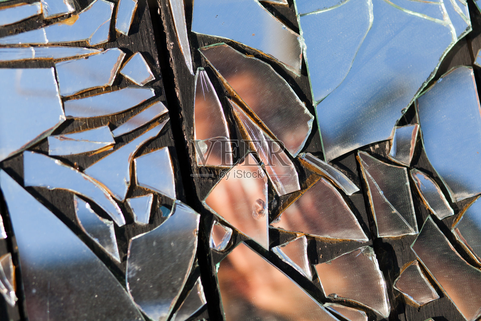 一个女人的模糊形象在破碎的玻璃反射照片摄影图片