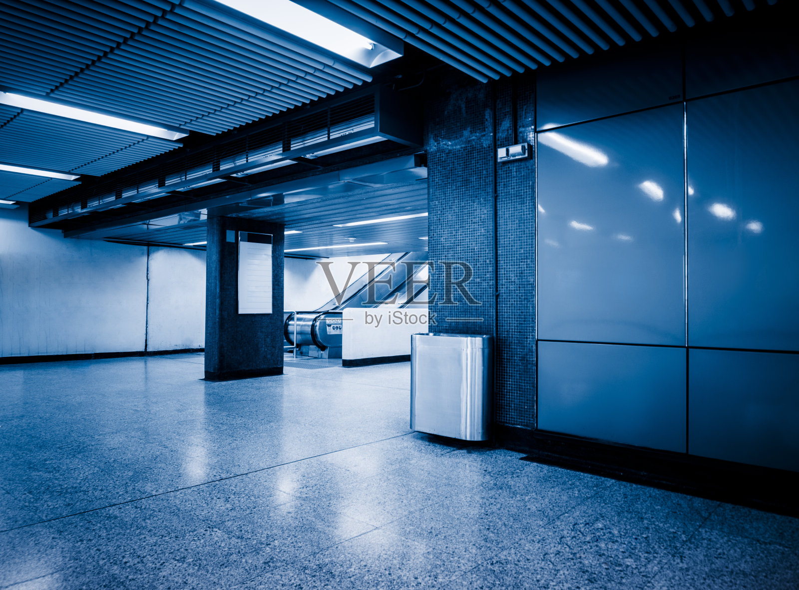 地铁车站内景，无人扶梯照片摄影图片