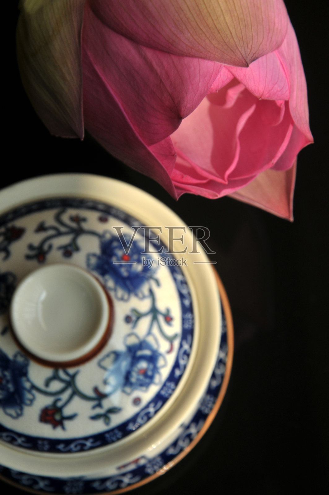 荷花旁的茶碗照片摄影图片