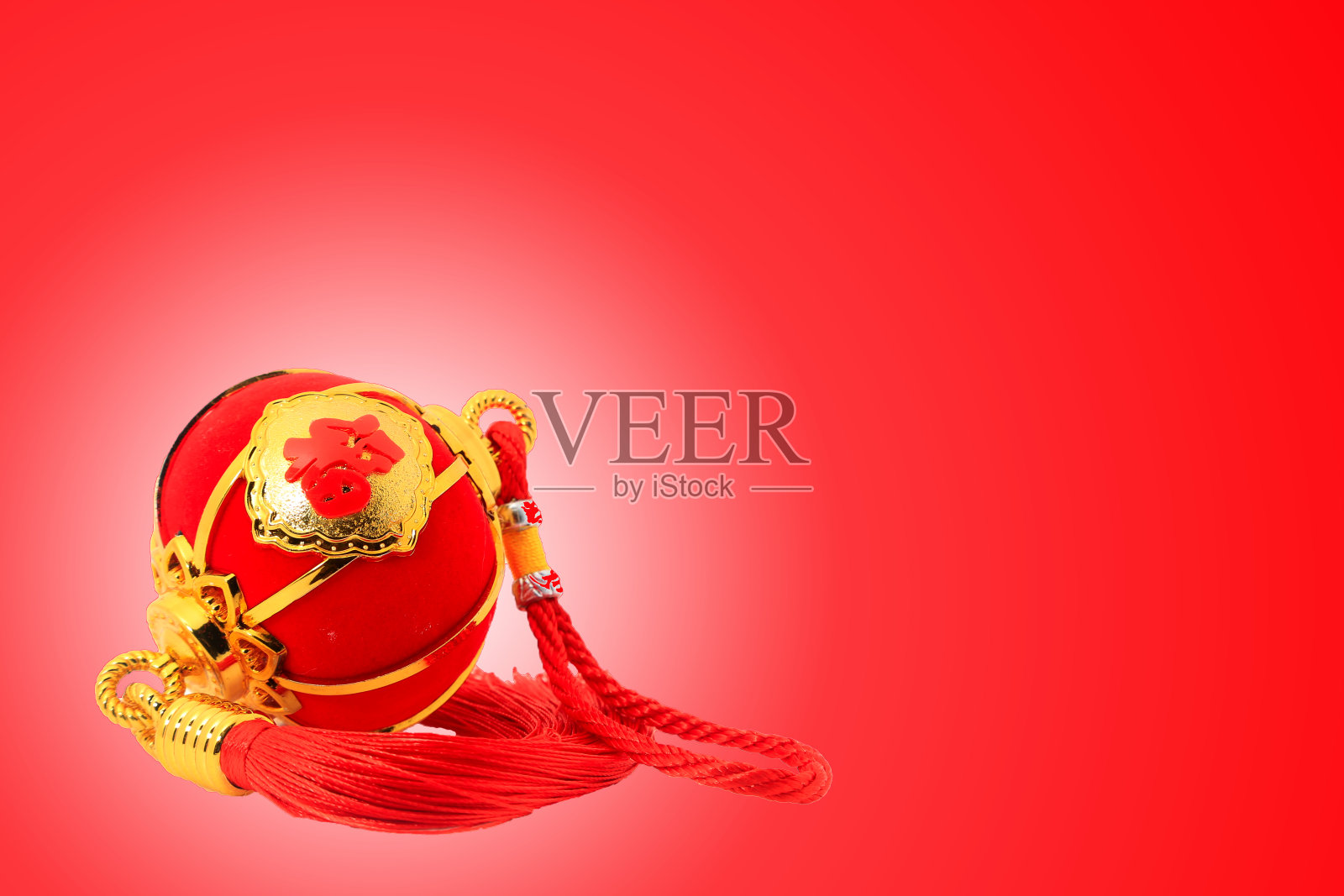 红色球形灯笼是中国新年的装饰品，背景是红色照片摄影图片