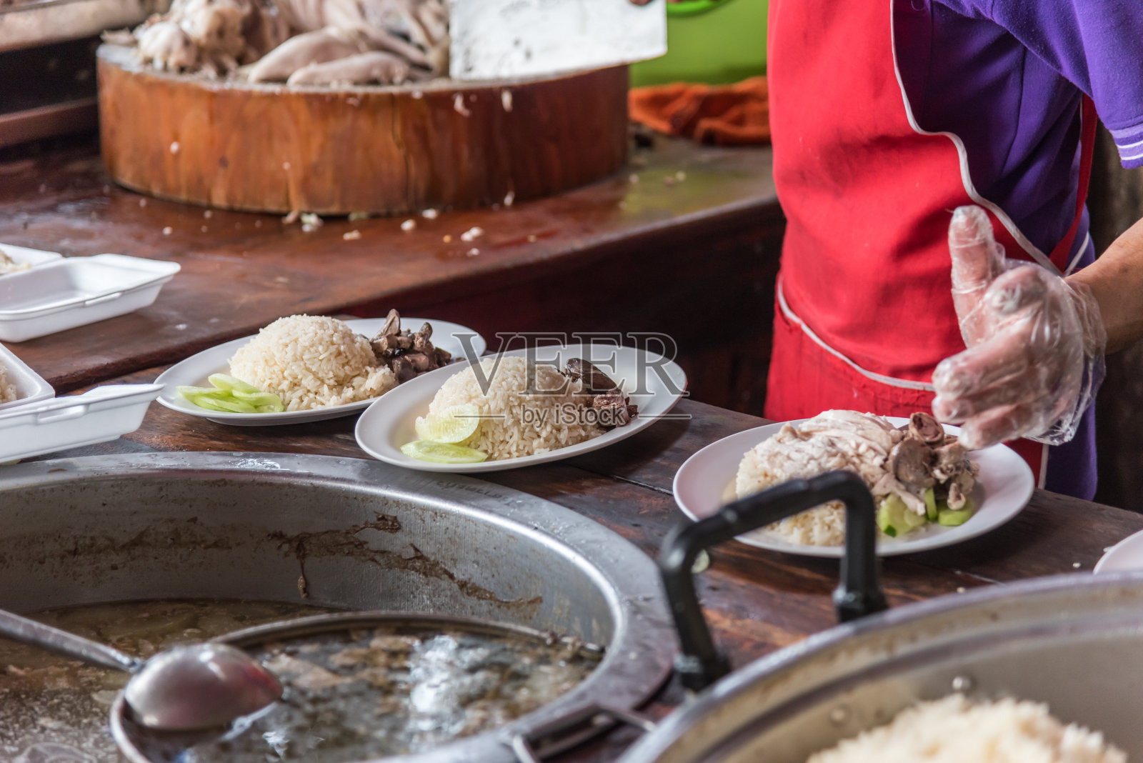 泰国街头小吃市场的鸡饭(海南鸡饭)配黄瓜、肝和酱照片摄影图片