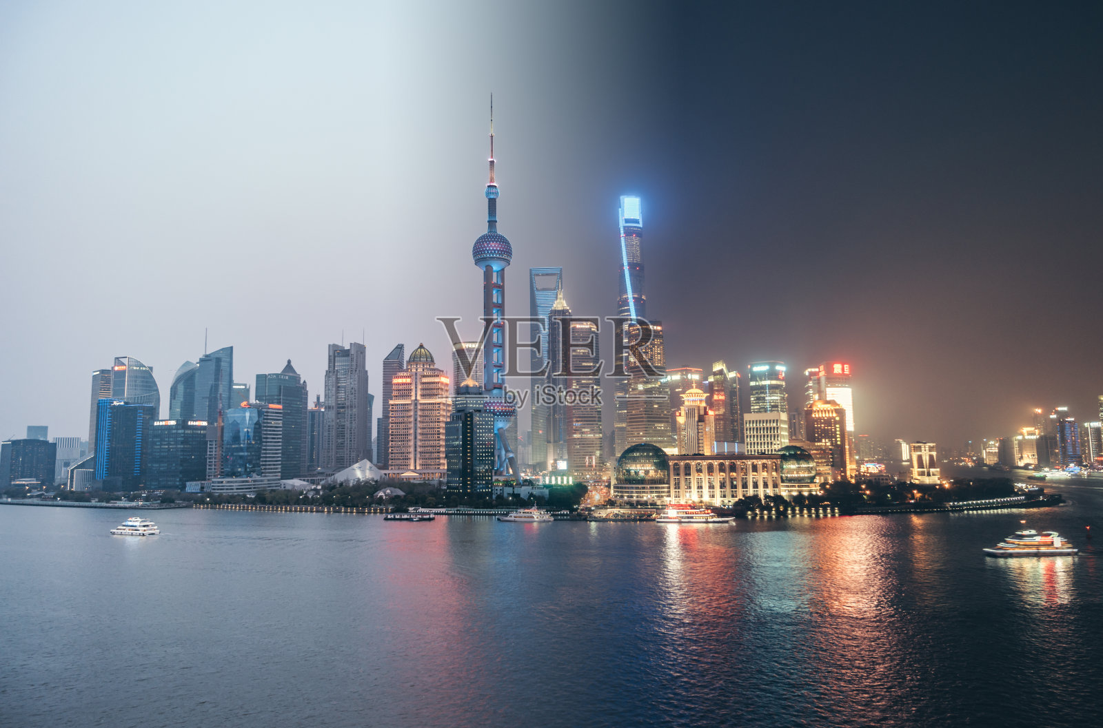 从白天到夜晚的上海天际线照片摄影图片