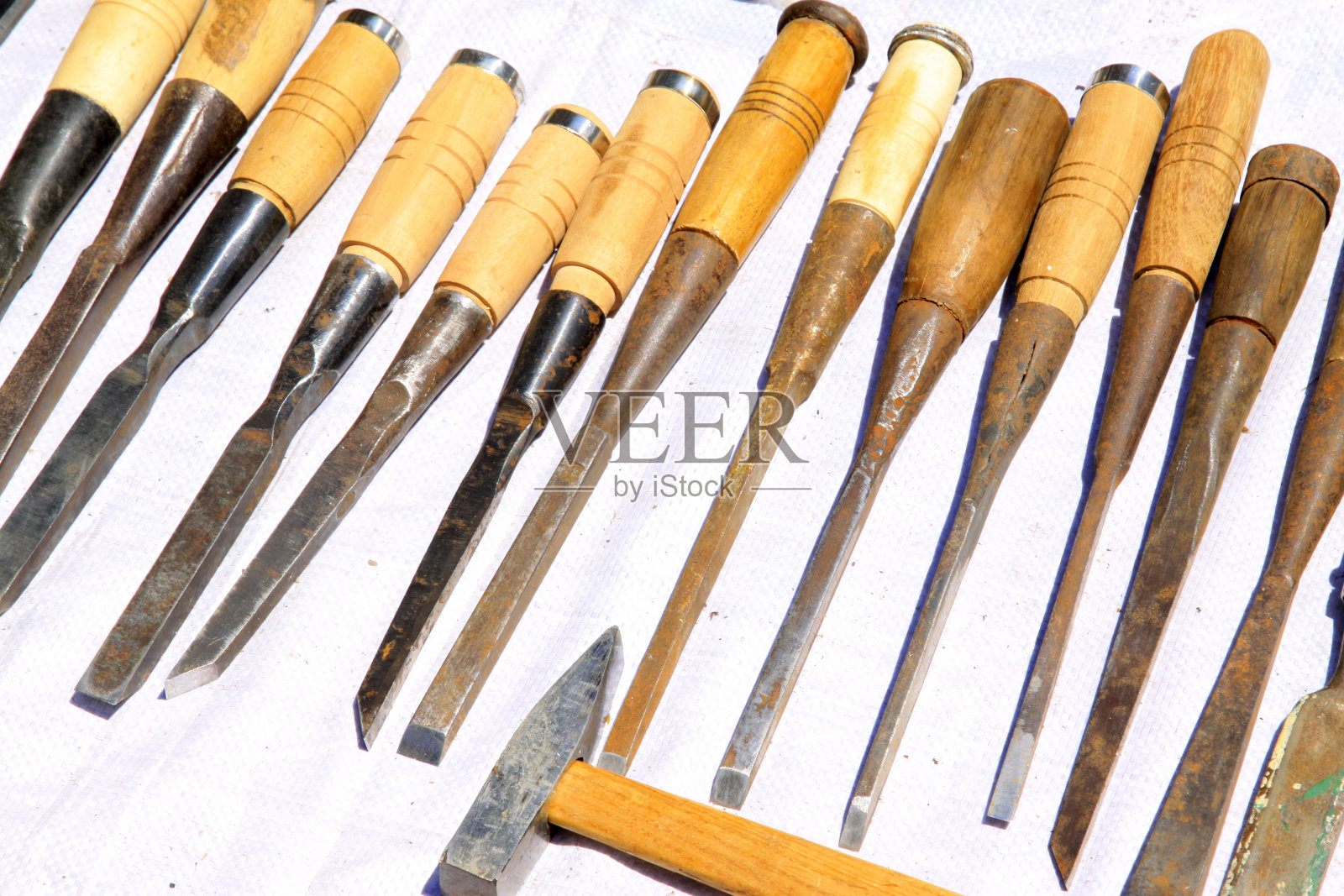 凿子和锤子，中国传统的木工工具，特写照片照片摄影图片