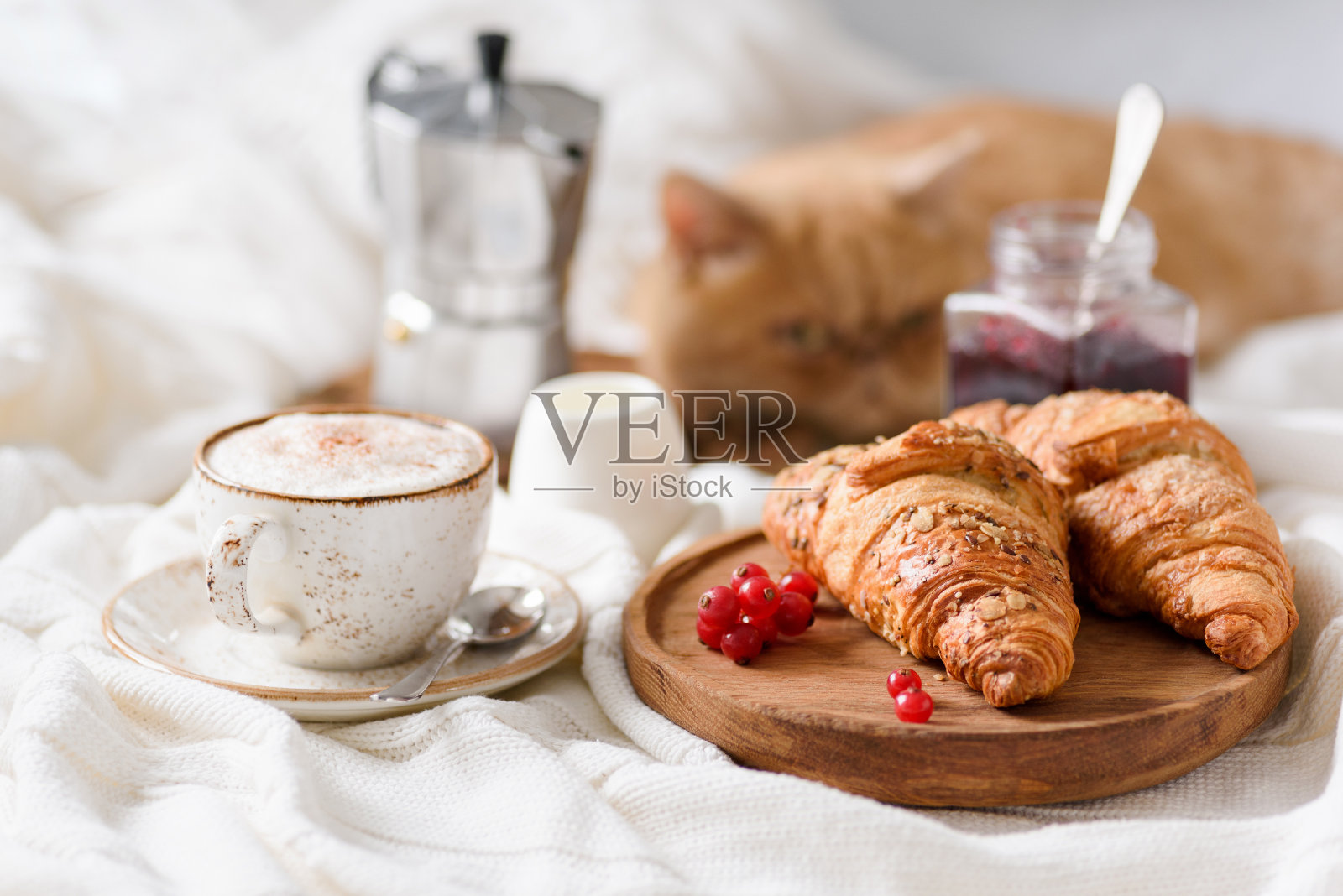 早餐在床上，咖啡，牛角面包和果酱照片摄影图片