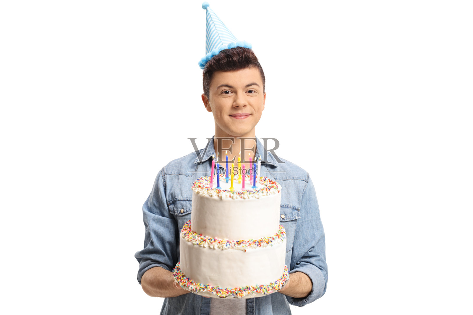 十几岁的男孩戴着派对帽，拿着蛋糕照片摄影图片