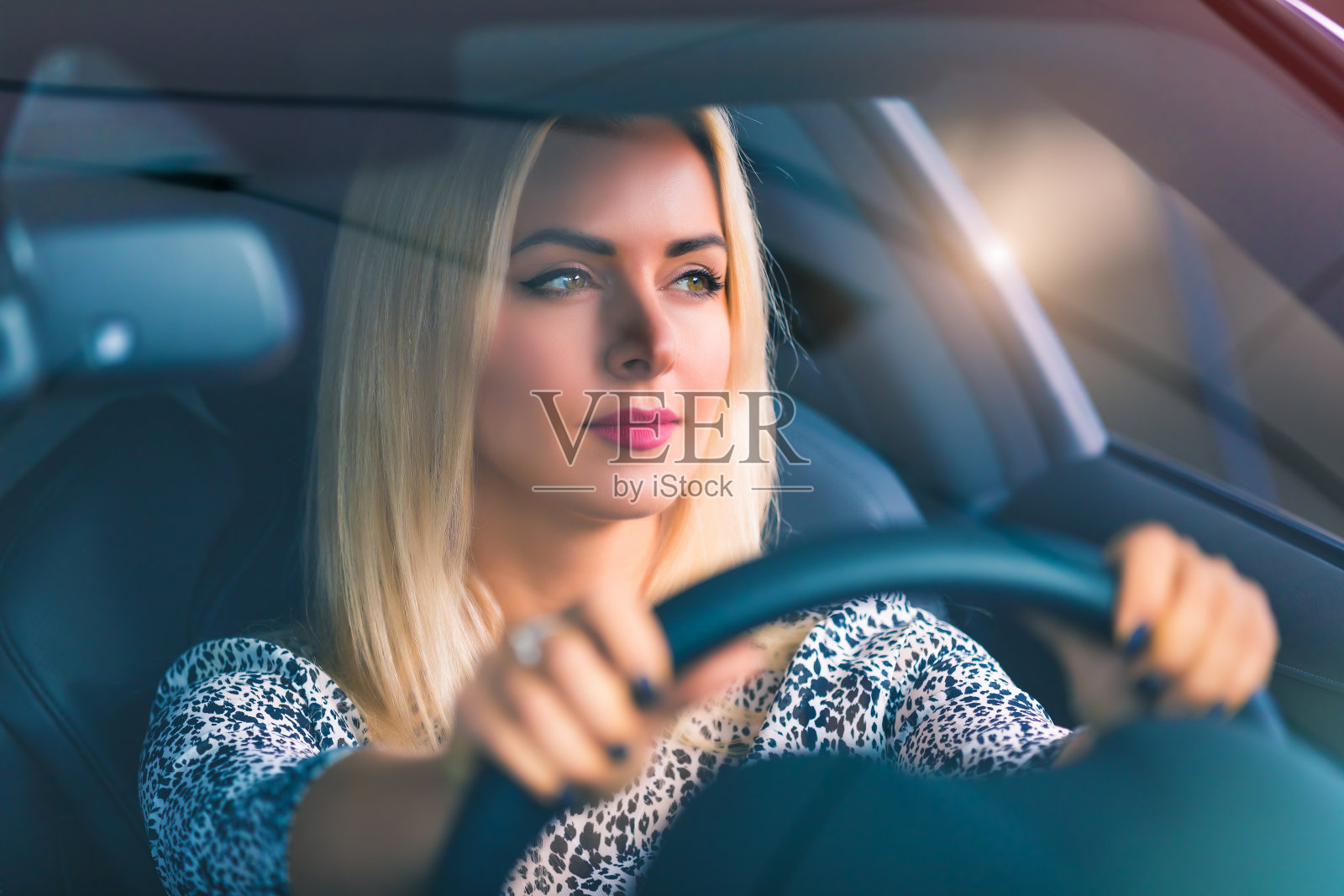 一个开车的年轻女子照片摄影图片