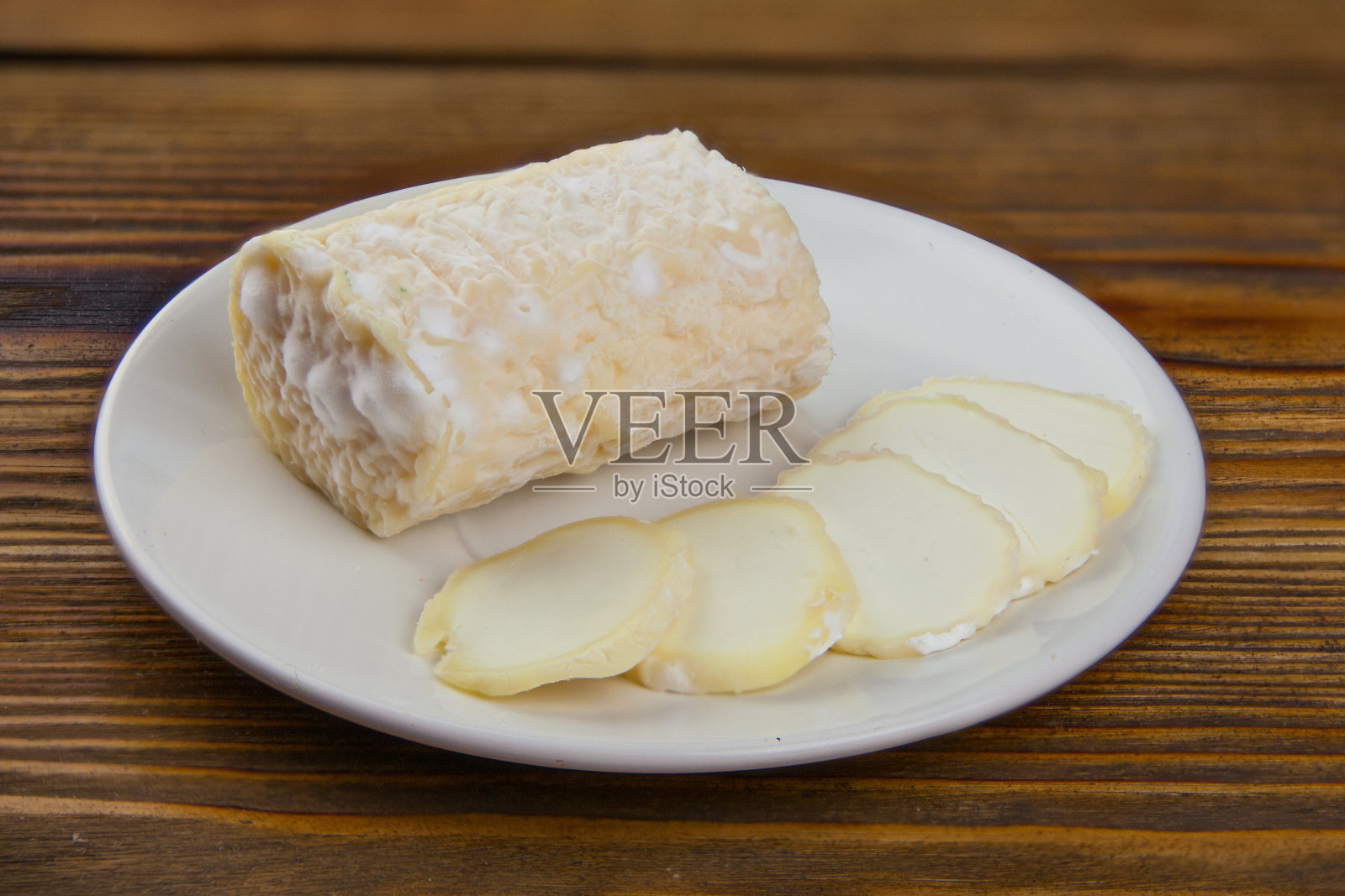 新鲜美味的马苏里拉奶酪放在白色盘子里照片摄影图片
