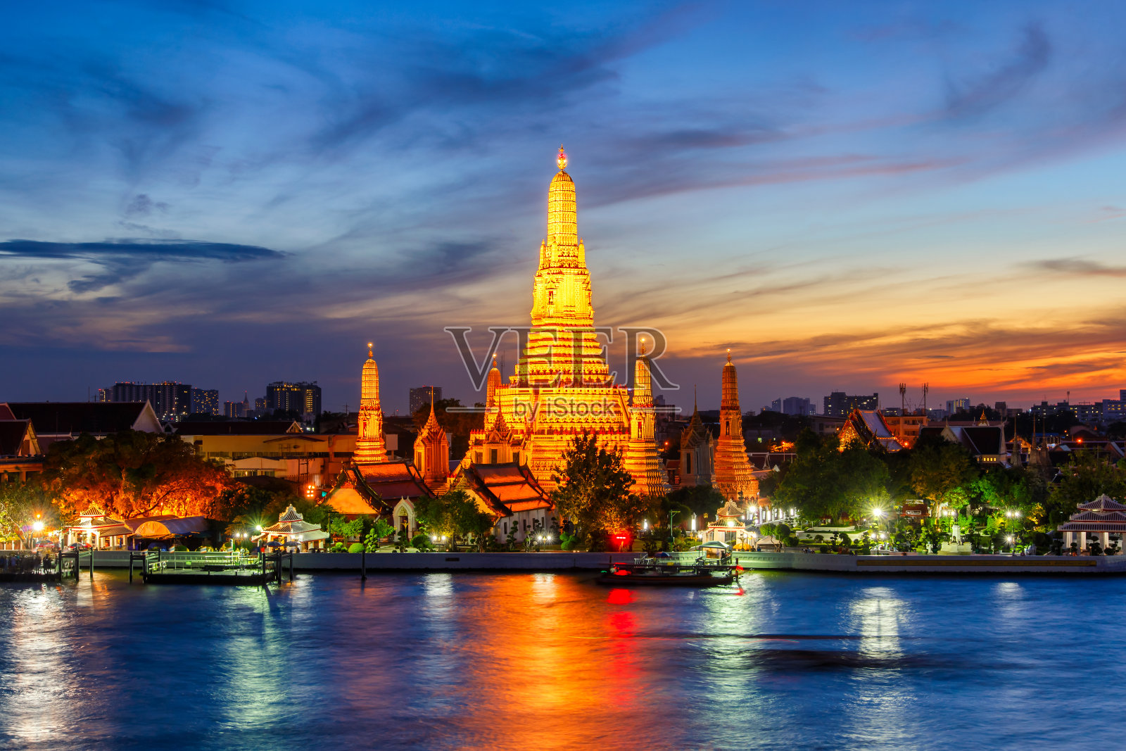 泰国曼谷，黎明时分的佛教宗教场所照片摄影图片