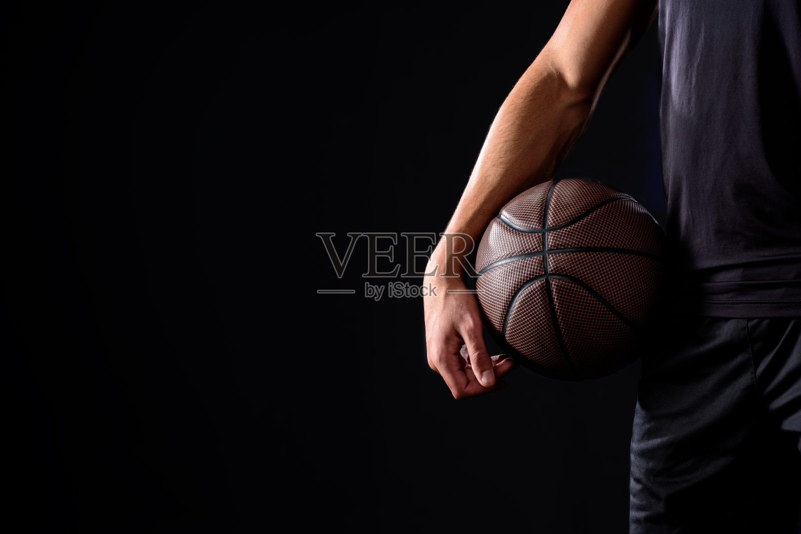 篮球运动员的短距离投篮与球孤立在黑色照片摄影图片