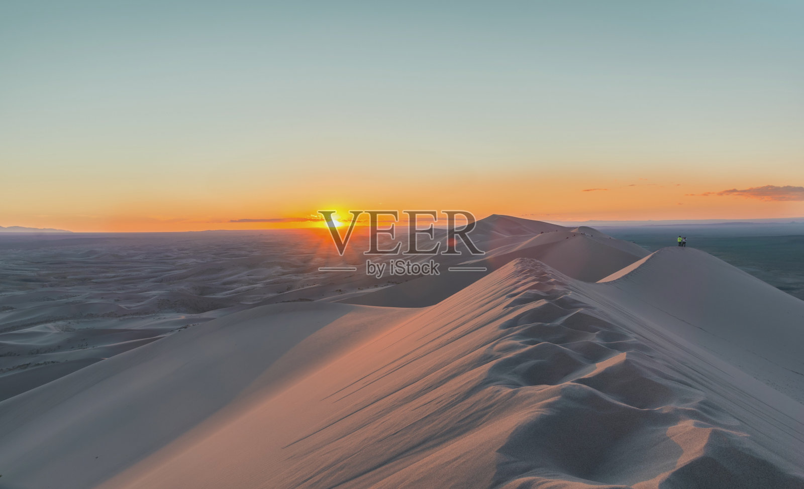 日落时分的戈壁沙漠照片摄影图片