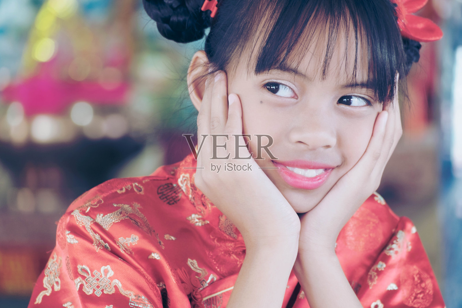 2018年中国新年快乐，亚洲女孩穿着中式服装向上帝致敬。农历新年或春节是中国最重要的传统节日。照片摄影图片