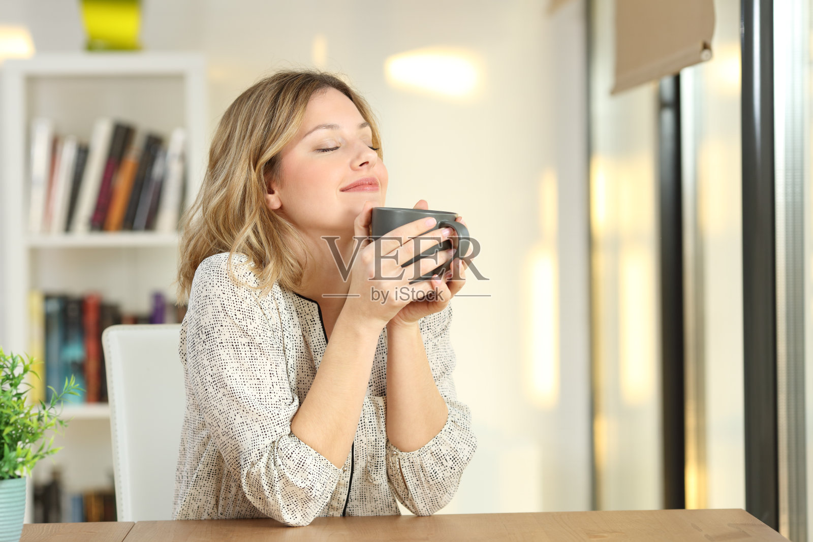 喝咖啡的女人素材-喝咖啡的女人图片素材下载-觅知网