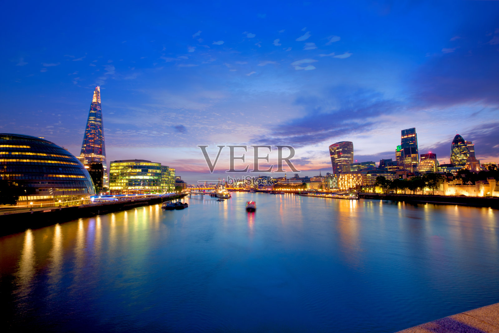 伦敦天际线日落市政厅和金融照片摄影图片