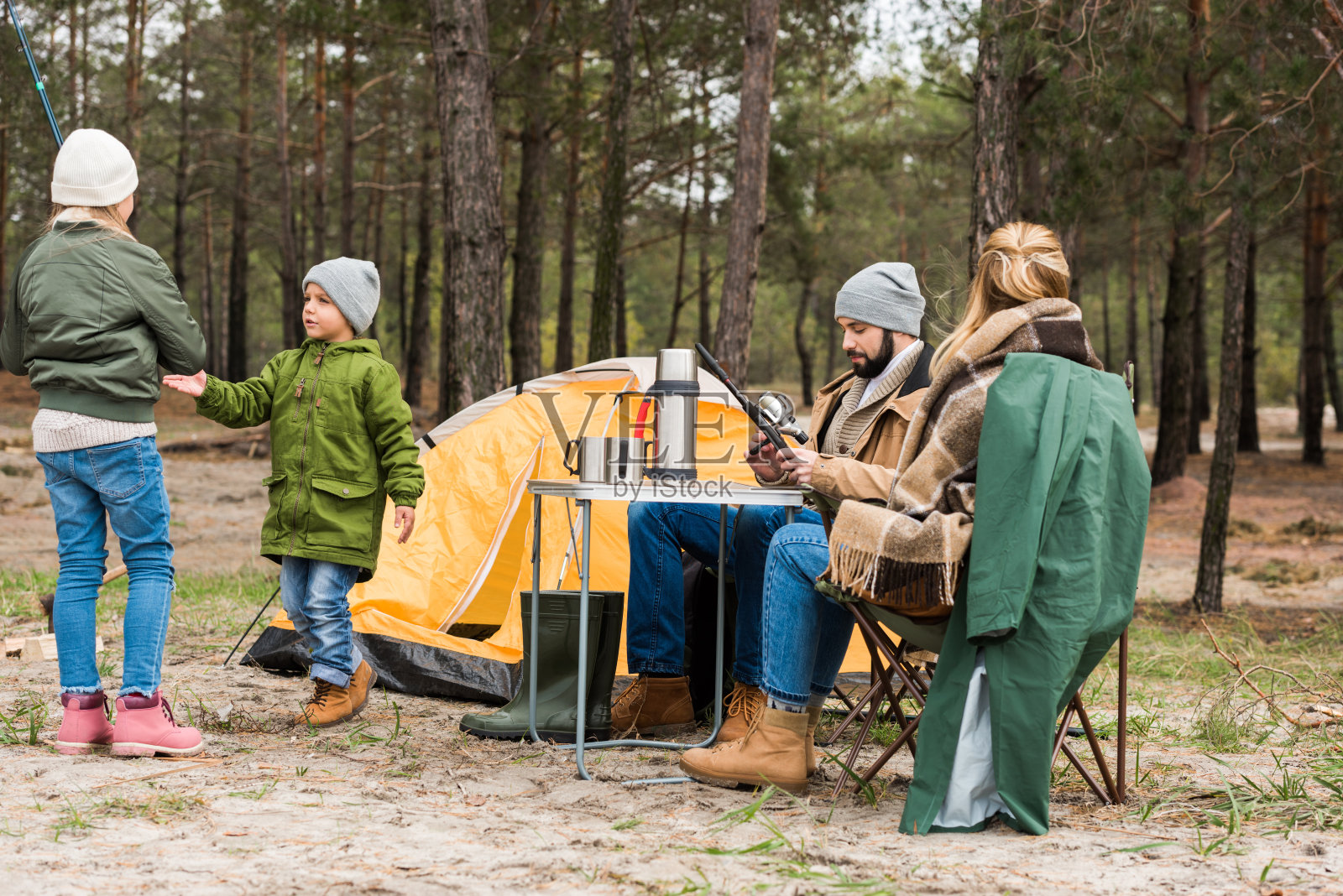一家人在森林里露营照片摄影图片