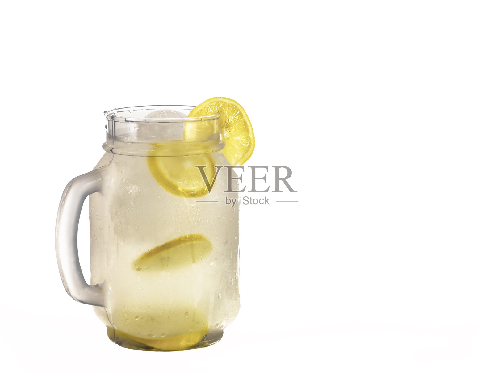 鲜榨柠檬水在一个透明的玻璃杯或杯子与冰块和柠檬水片。照片摄影图片