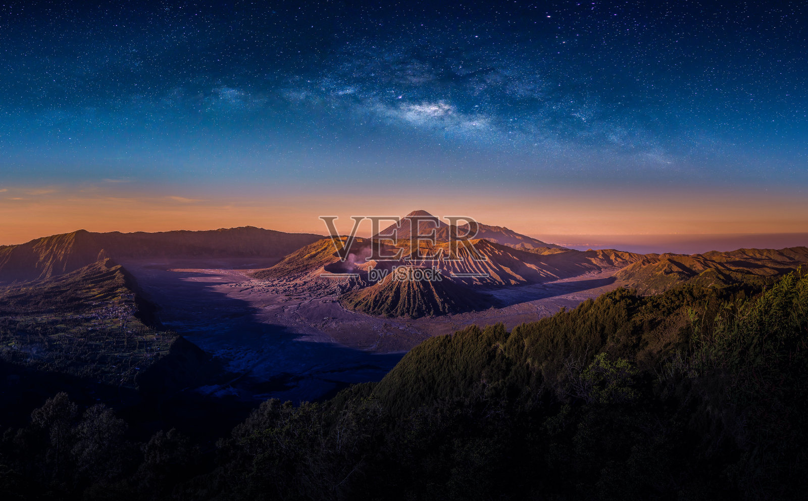 在印度尼西亚东爪哇岛的布罗莫腾格里国家公园，布罗莫火山(Gunung Bromo)的夜空与银河。照片摄影图片
