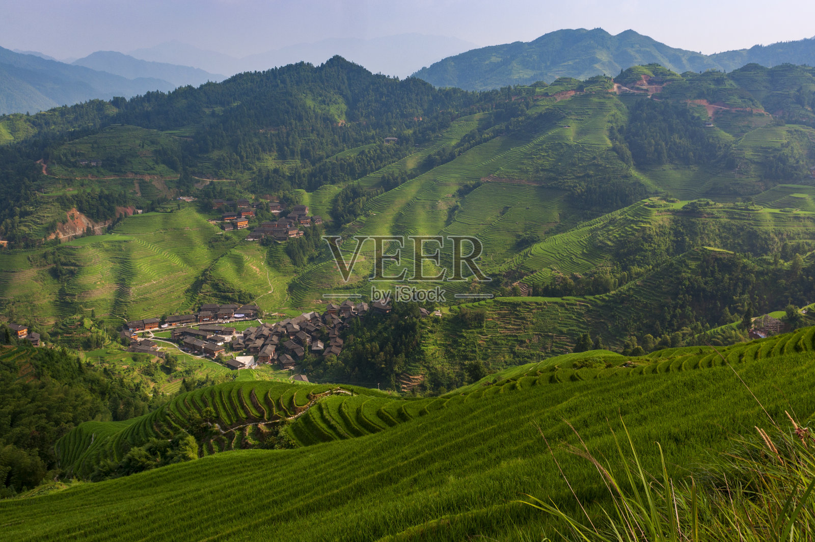 中国广西的大寨村和周围的龙胜梯田美景照片摄影图片