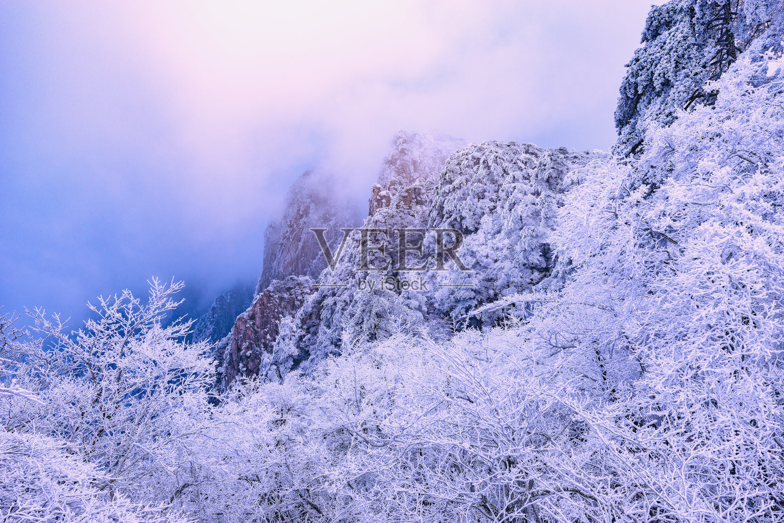 黄山国家公园五颜六色的山峰。照片摄影图片