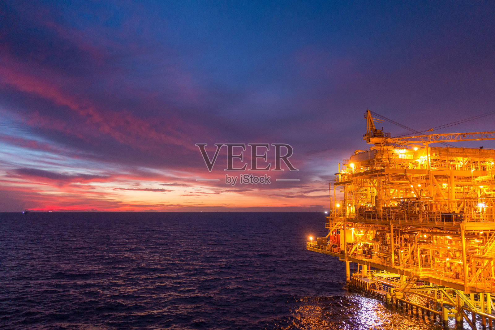 海上石油和天然气钻井平台与美丽的日落时间或黄昏时间在泰国湾的商业工业概念。照片摄影图片