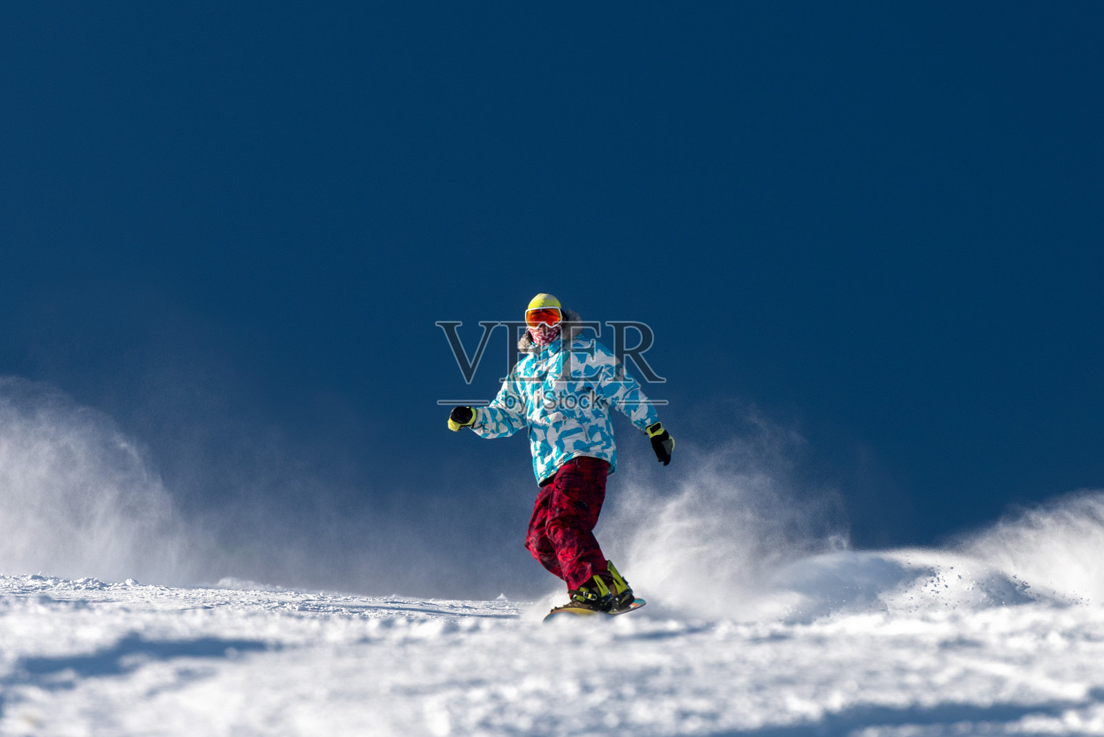 蓝天下的滑雪场滑雪板照片摄影图片