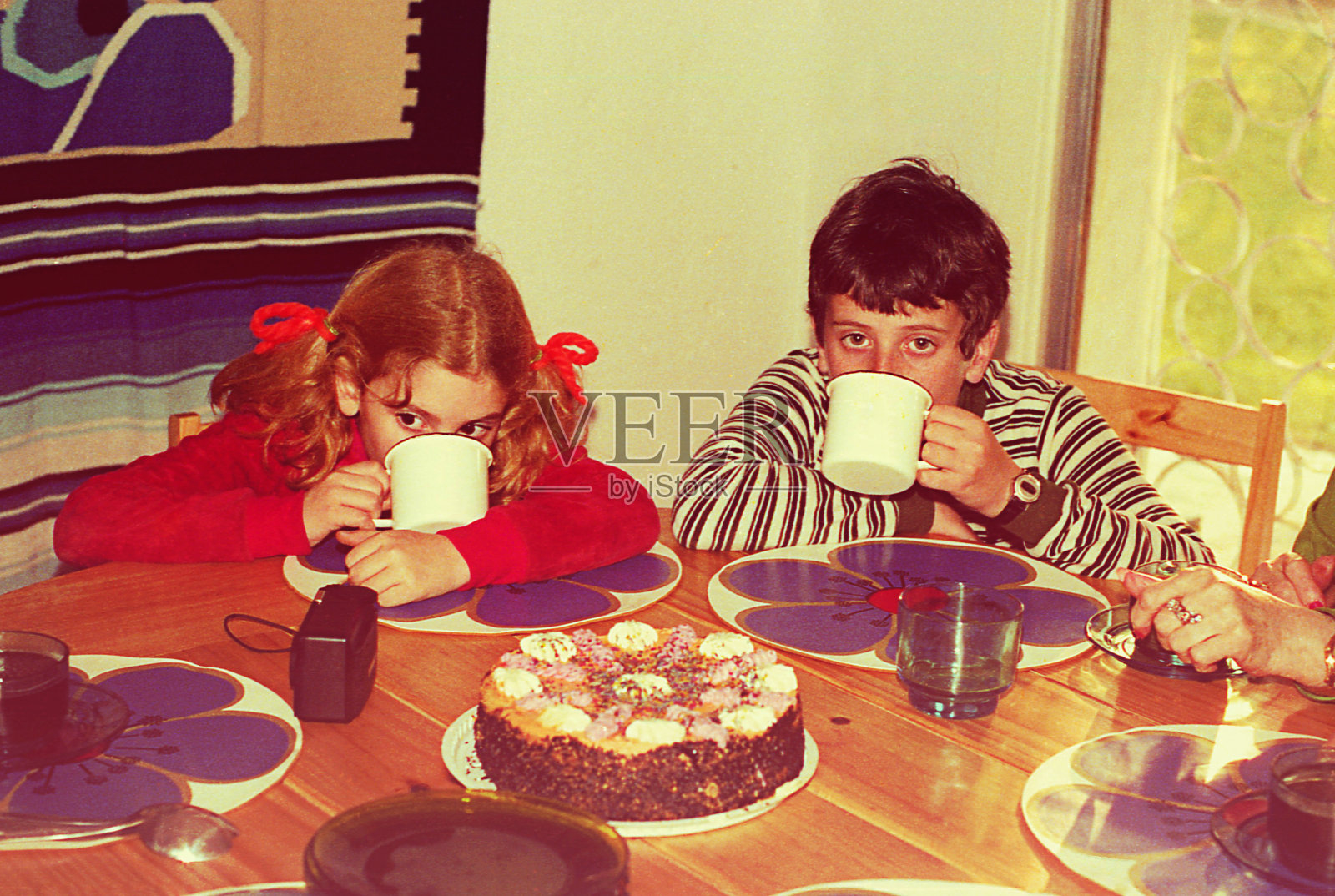 孩子们喝热巧克力照片摄影图片
