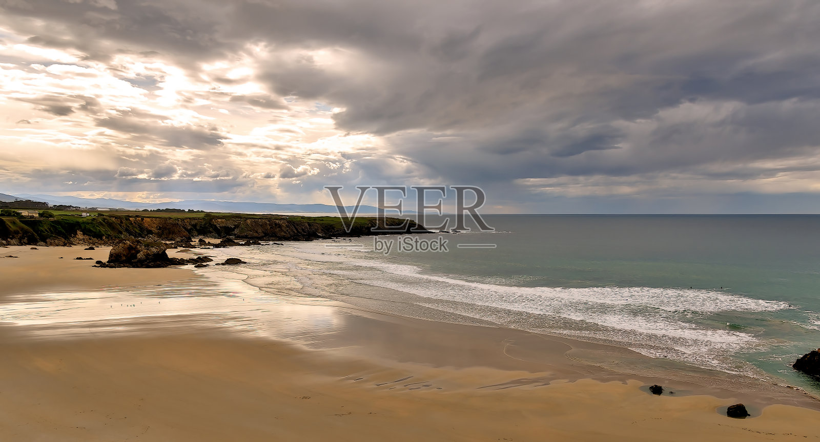 全景宁静的海滩在阿斯图里亚斯，西班牙。照片摄影图片