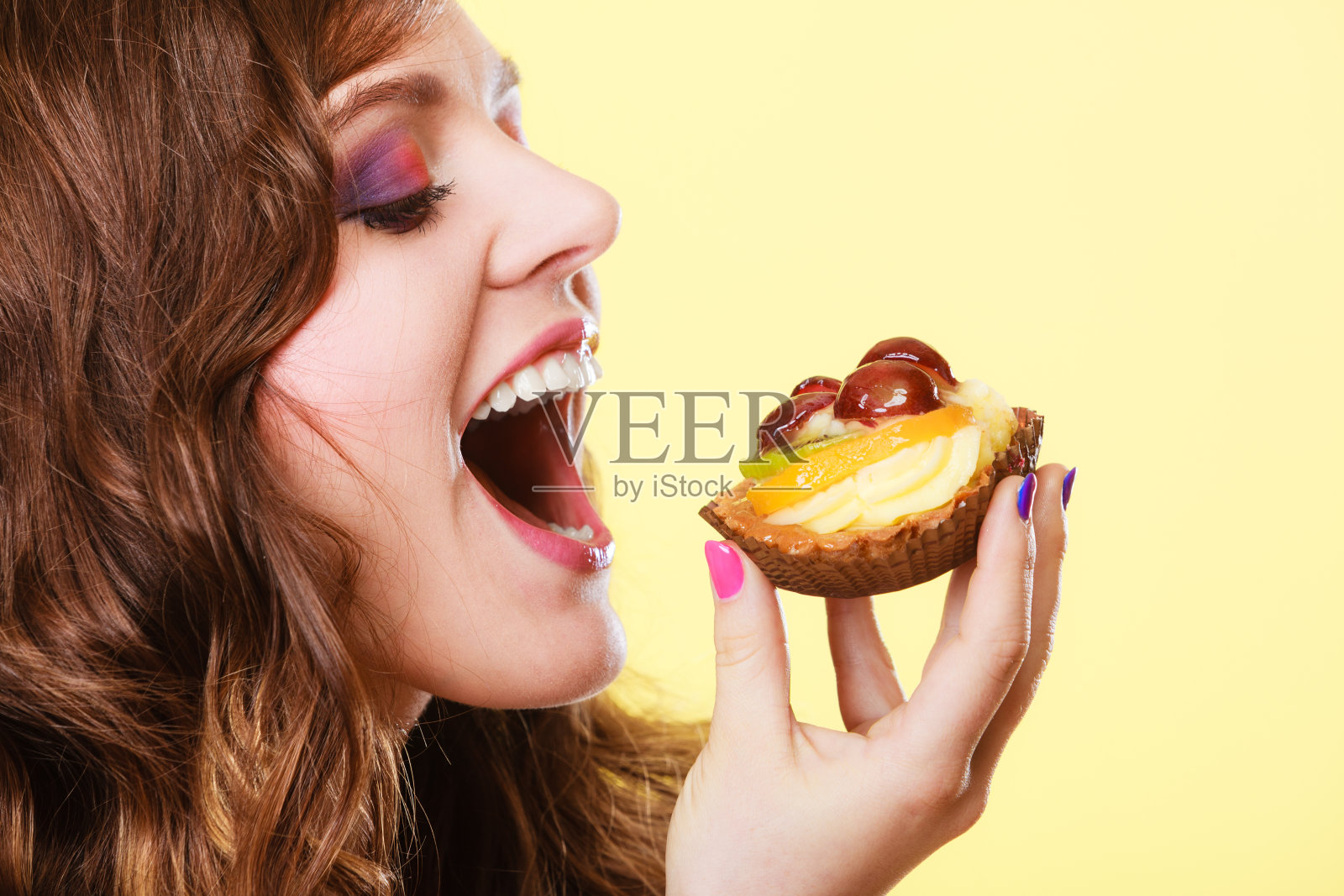 特写女子吃水果蛋糕甜食照片摄影图片