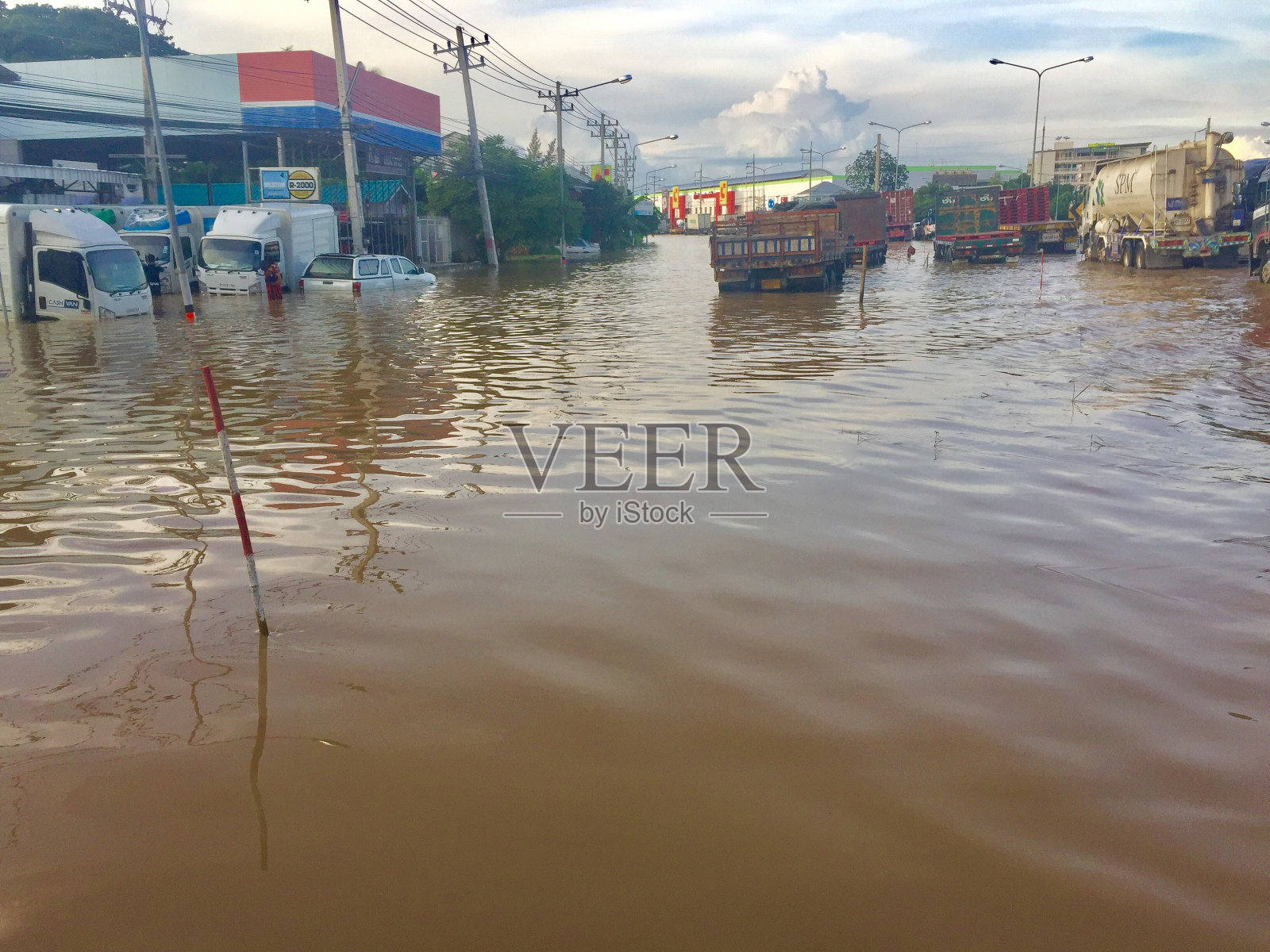碧查布里省的Muang区发生洪水。大雨造成大面积洪水，毁坏了茂碧府地区的农作物和住宅。照片摄影图片