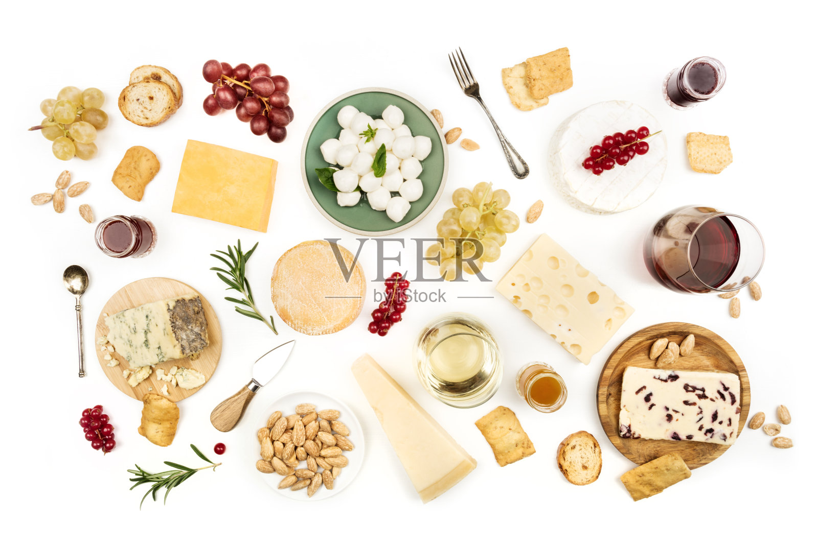 各种各样的奶酪和葡萄酒在白色的背景照片摄影图片