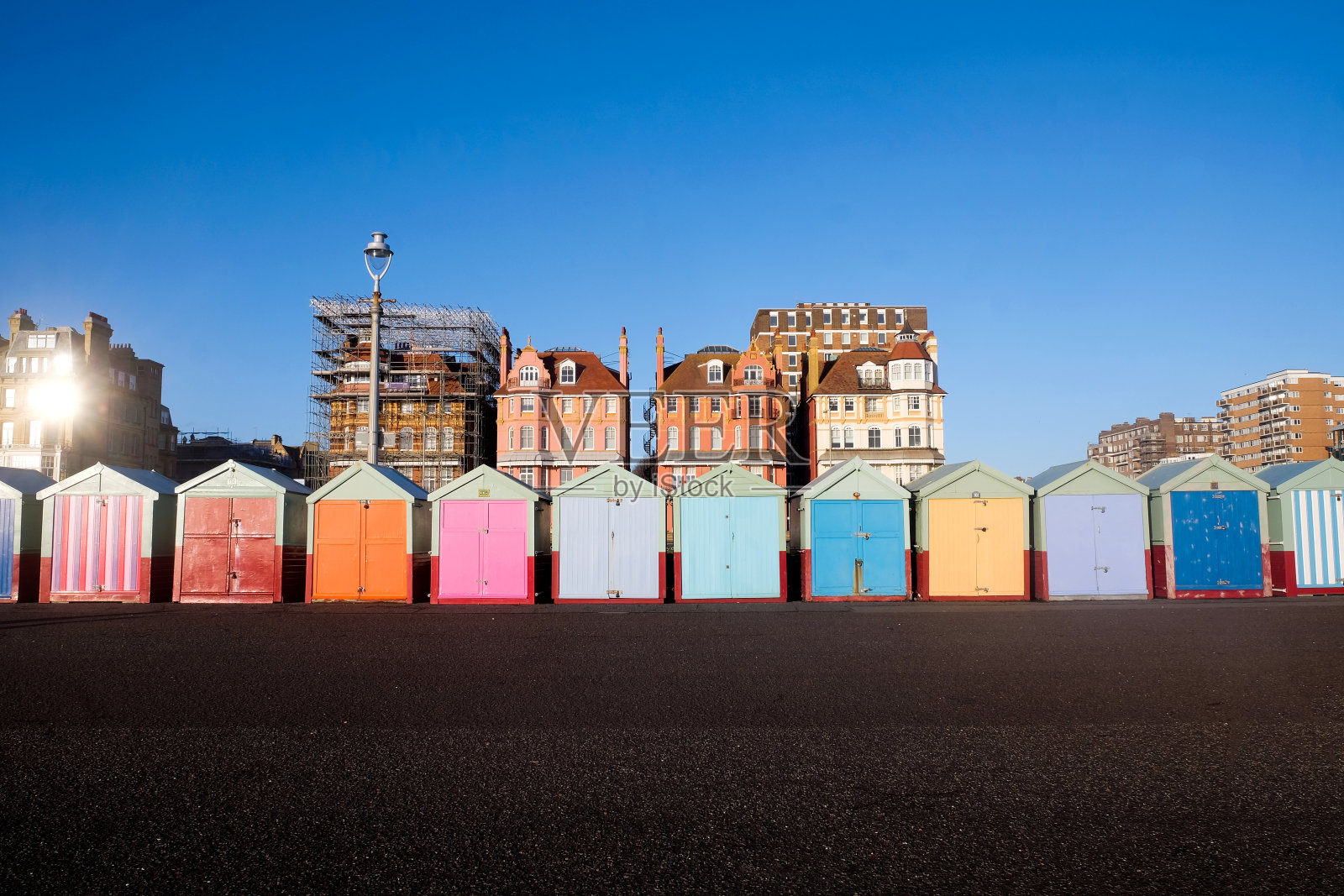 布莱顿海滩上12个海滩小屋排成一排照片摄影图片