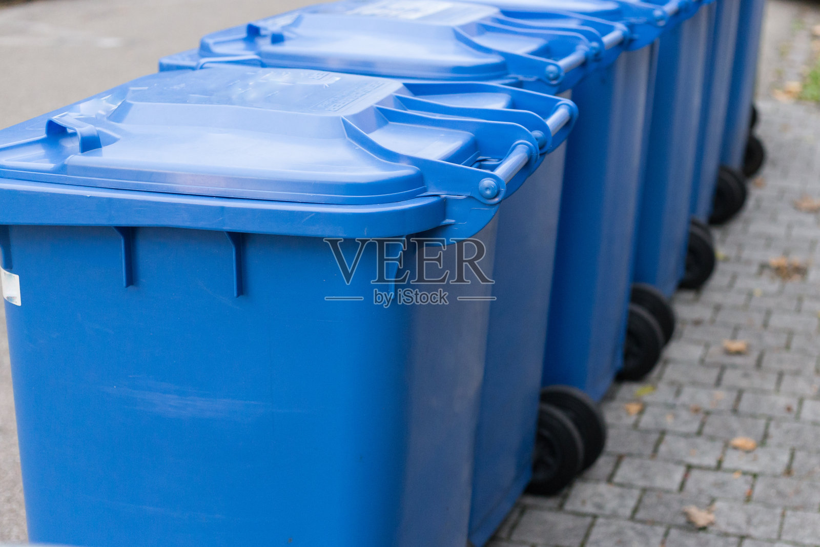 街道上一排蓝色的垃圾桶照片摄影图片