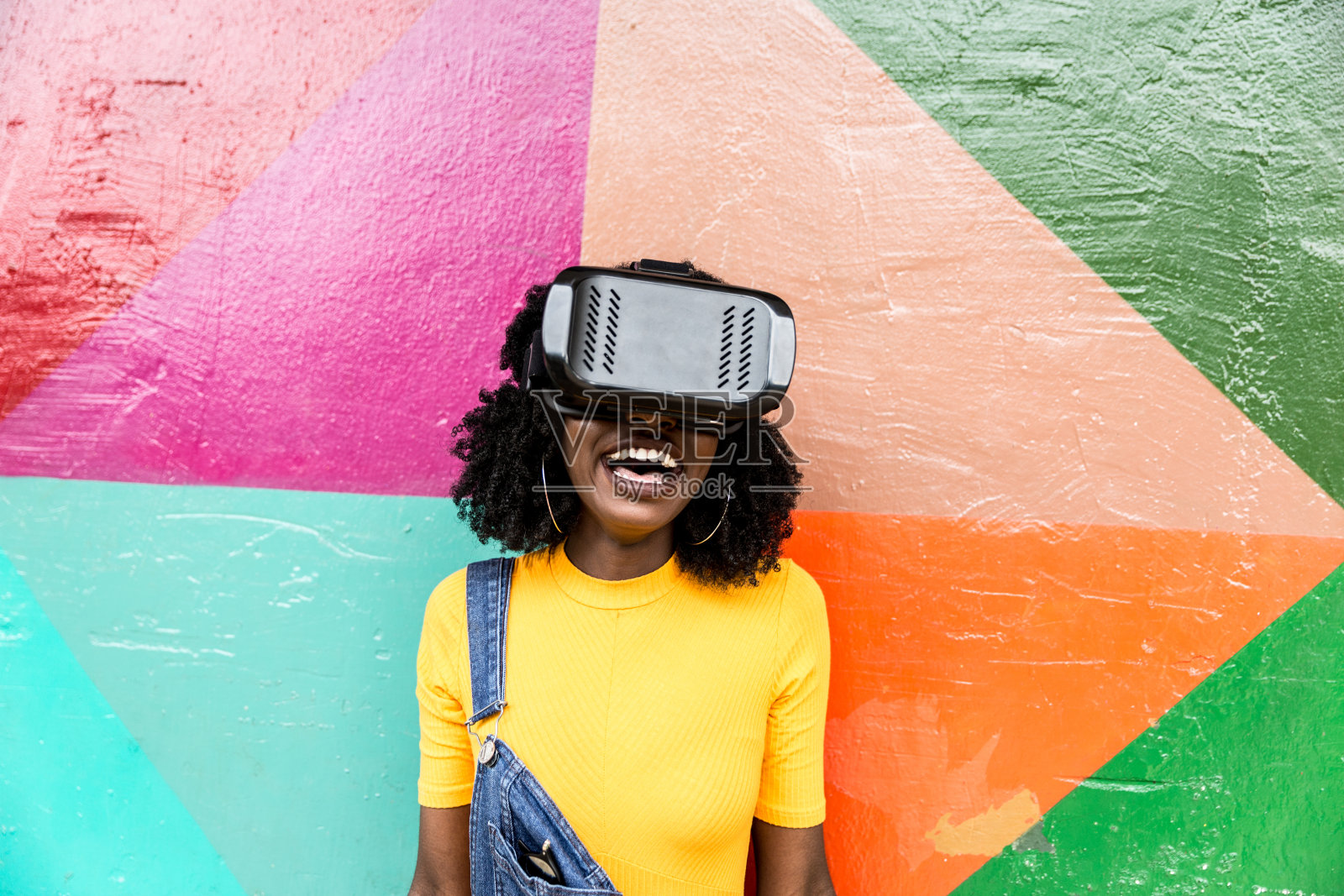 戴着虚拟现实眼镜的非洲体面女人照片摄影图片