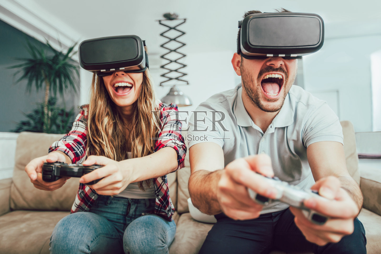 夫妇玩虚拟现实的乐趣照片摄影图片