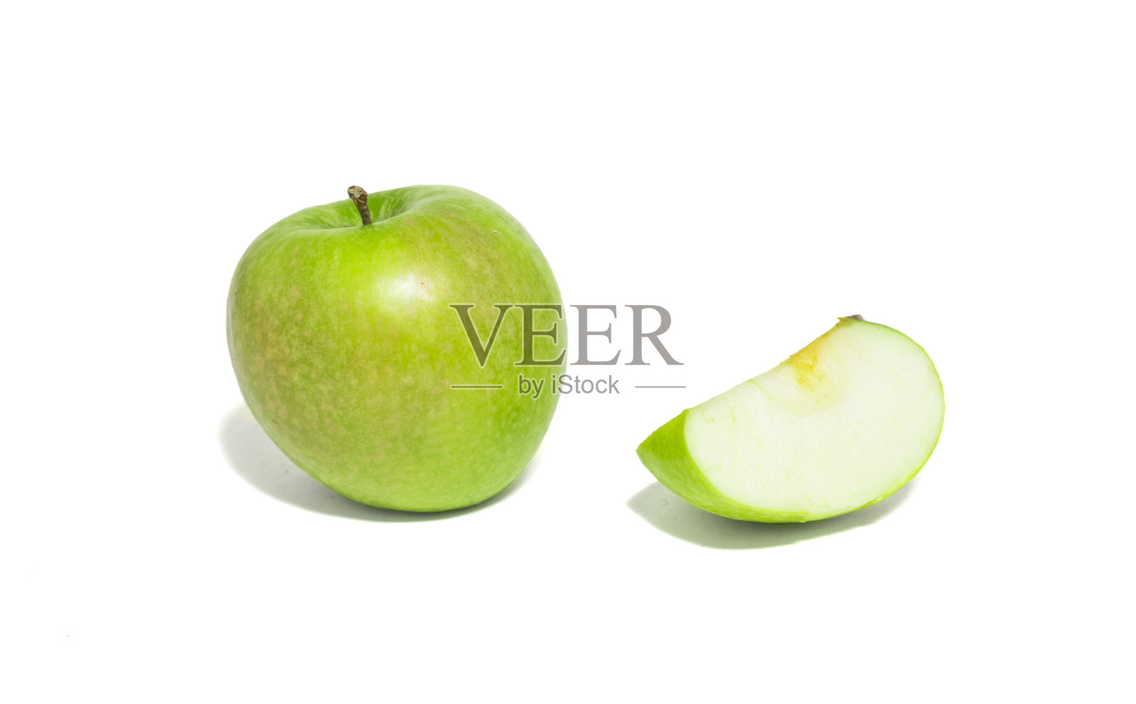 青苹果和苹果片孤立在白色背景上。照片摄影图片