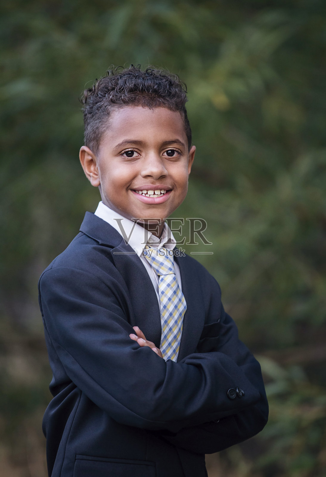 一个英俊的年轻非洲裔美国男孩的肖像穿着正式的衣服照片摄影图片