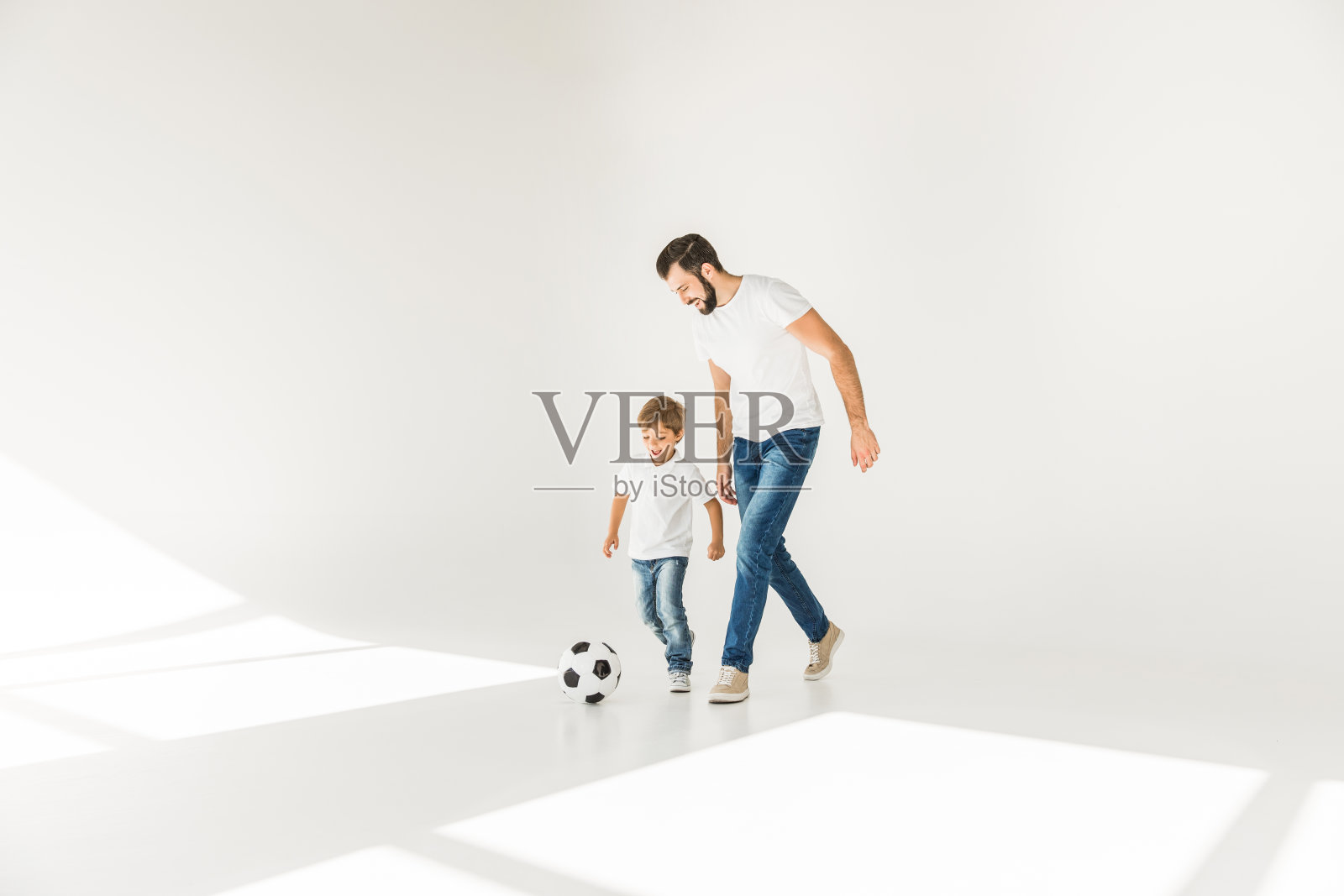 父亲和儿子与足球照片摄影图片