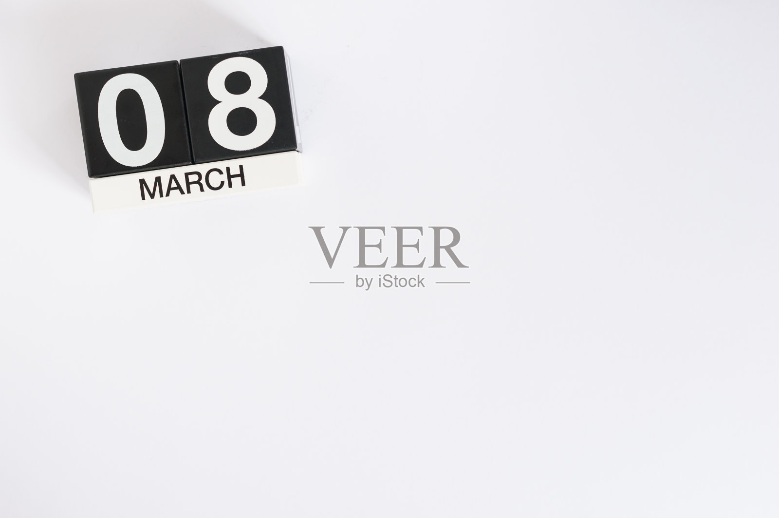 3月8日。妇女节快乐。月初八，白色背景上的木色日历。文本空白照片摄影图片