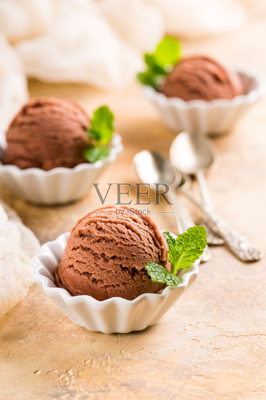 白色碗里的巧克力冰淇淋。照片摄影图片