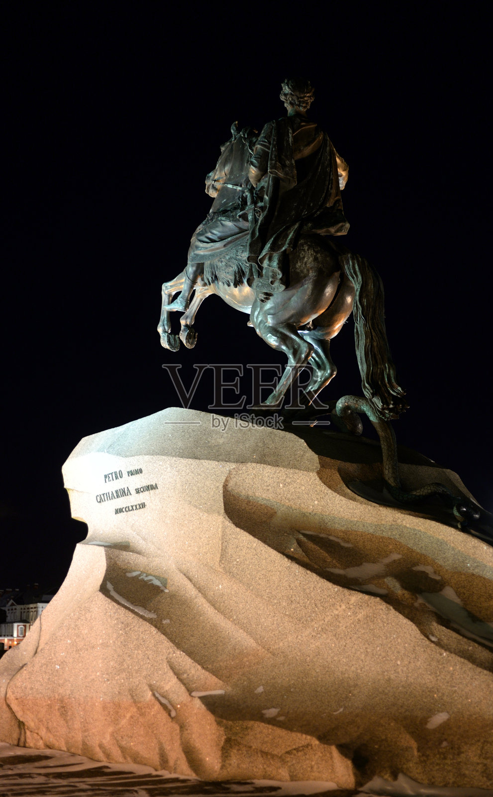 圣彼得堡夜晚的青铜骑士。照片摄影图片