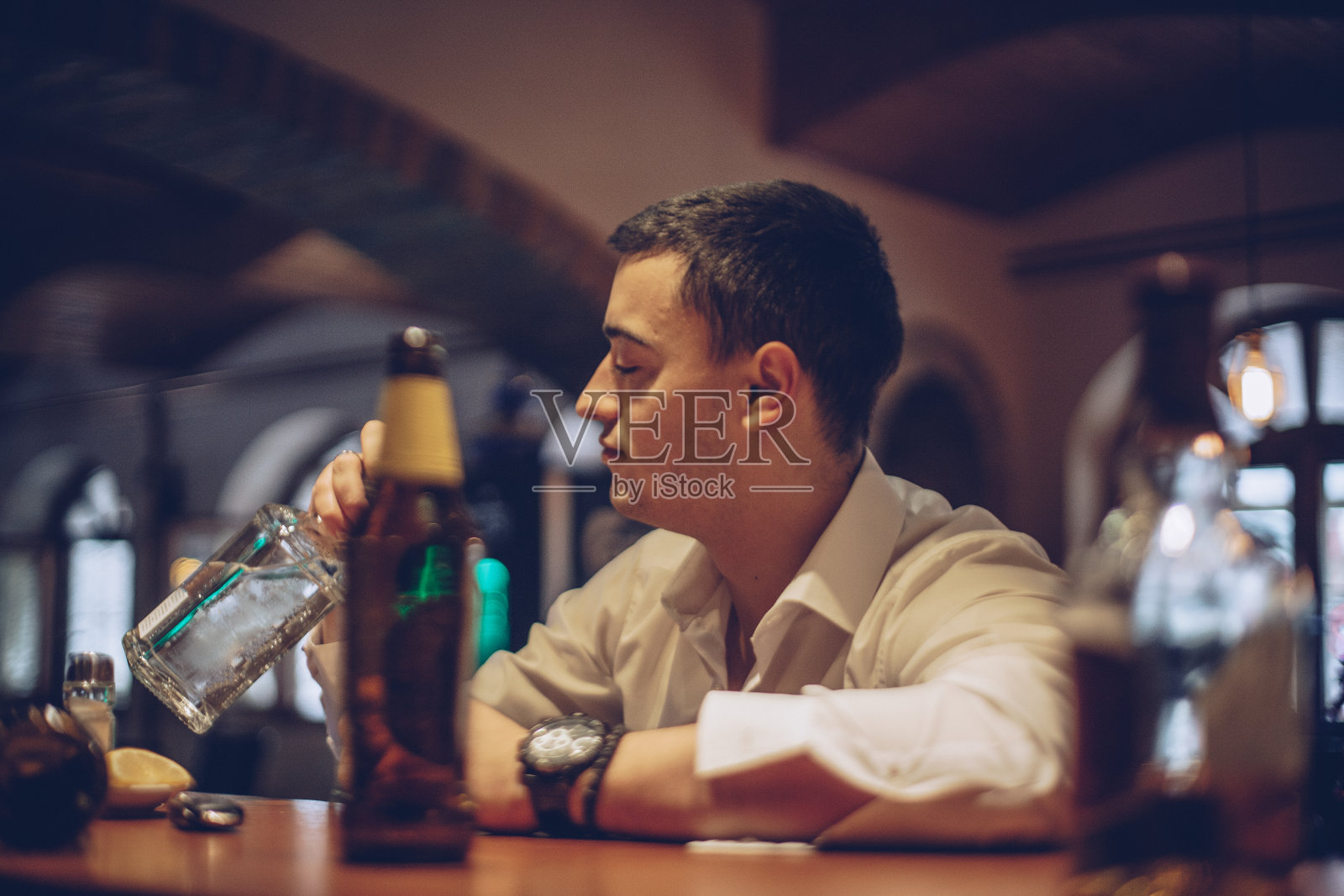 男人喝酒照片摄影图片