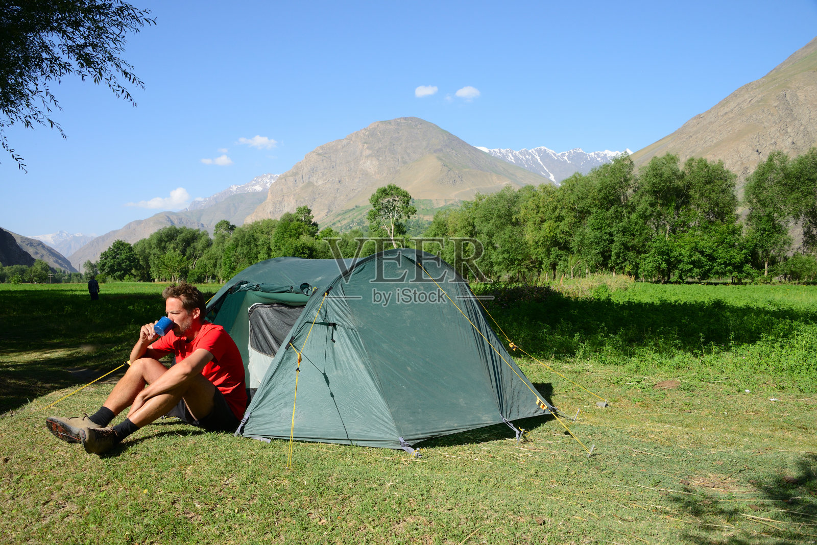 在塔吉克斯坦帕米尔山脉瓦罕山谷露营，以阿富汗为背景照片摄影图片