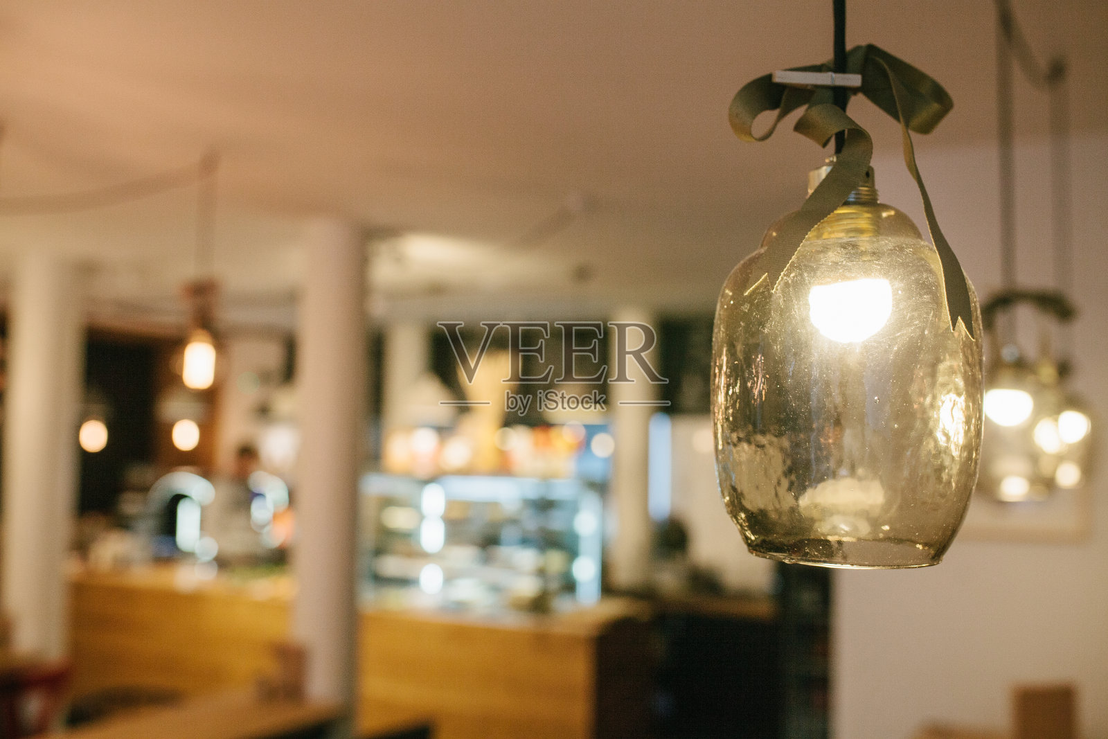 装饰的现代灯在咖啡馆。有选择性的重点。照片摄影图片