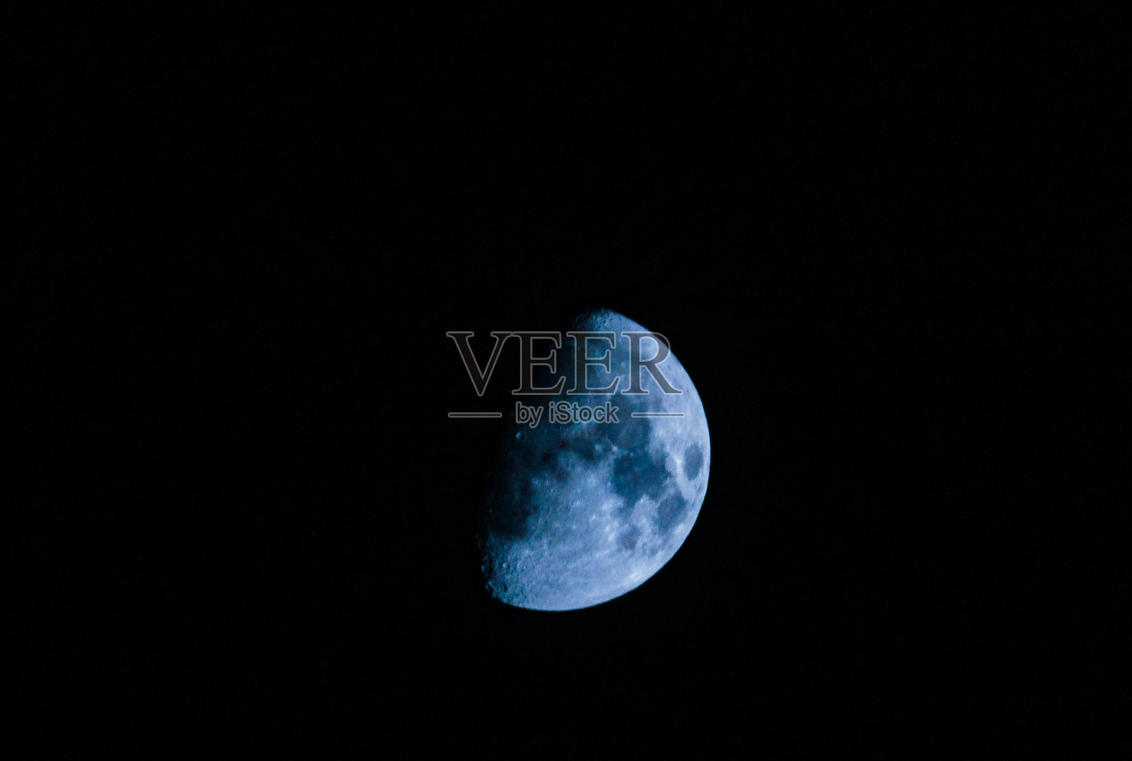 一半蓝色月亮照片摄影图片