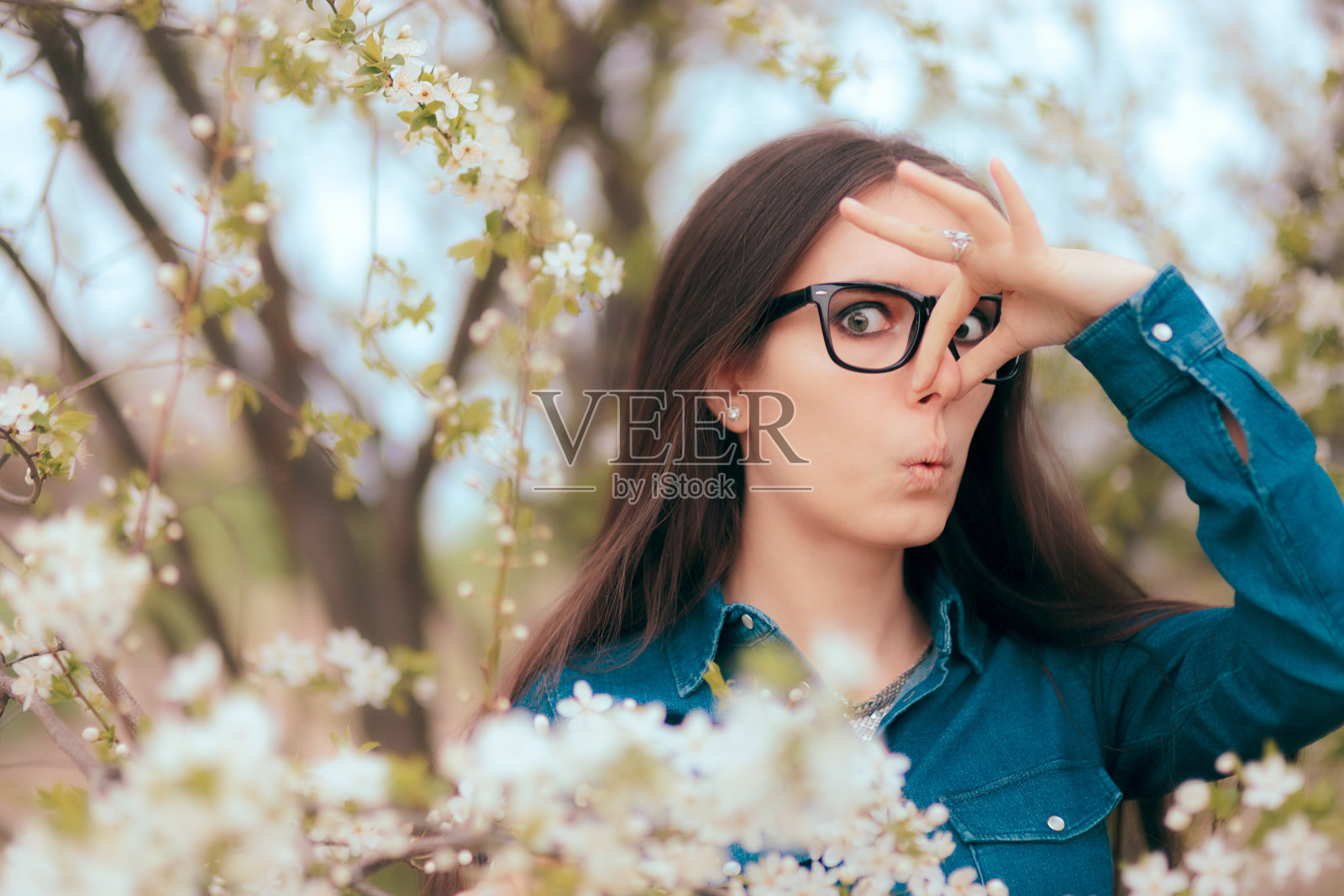有趣的女孩掩盖她的鼻子对抗春天过敏照片摄影图片