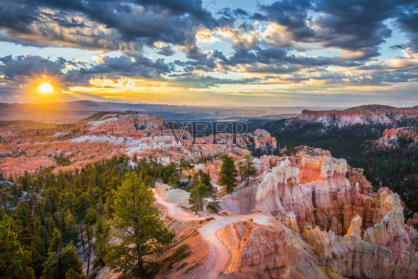 布莱斯峡谷国家公园从日出点在清晨的光，犹他州，美国照片摄影图片