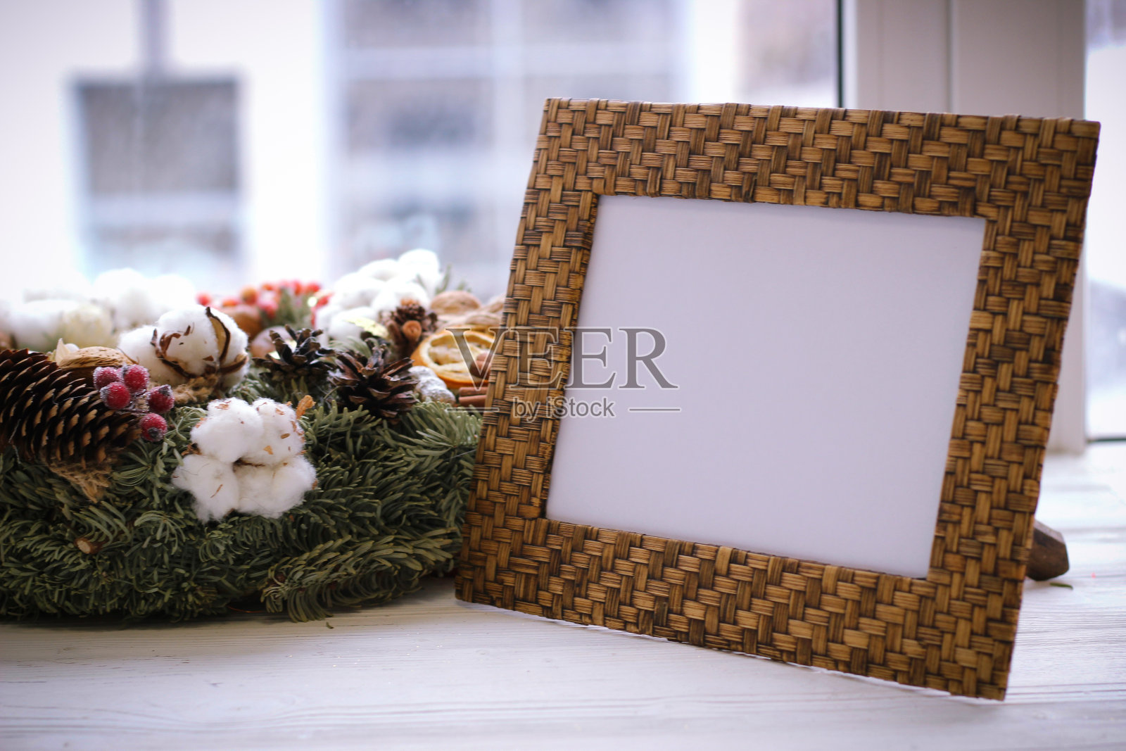 桌面相框和白色窗台上的圣诞花环照片摄影图片