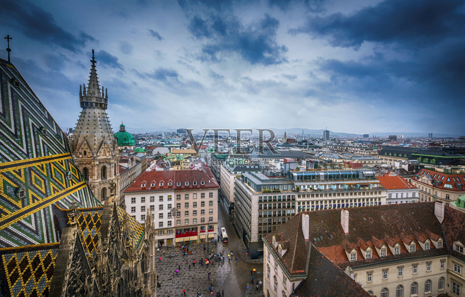 从奥地利的圣斯特凡大教堂俯瞰维也纳照片摄影图片