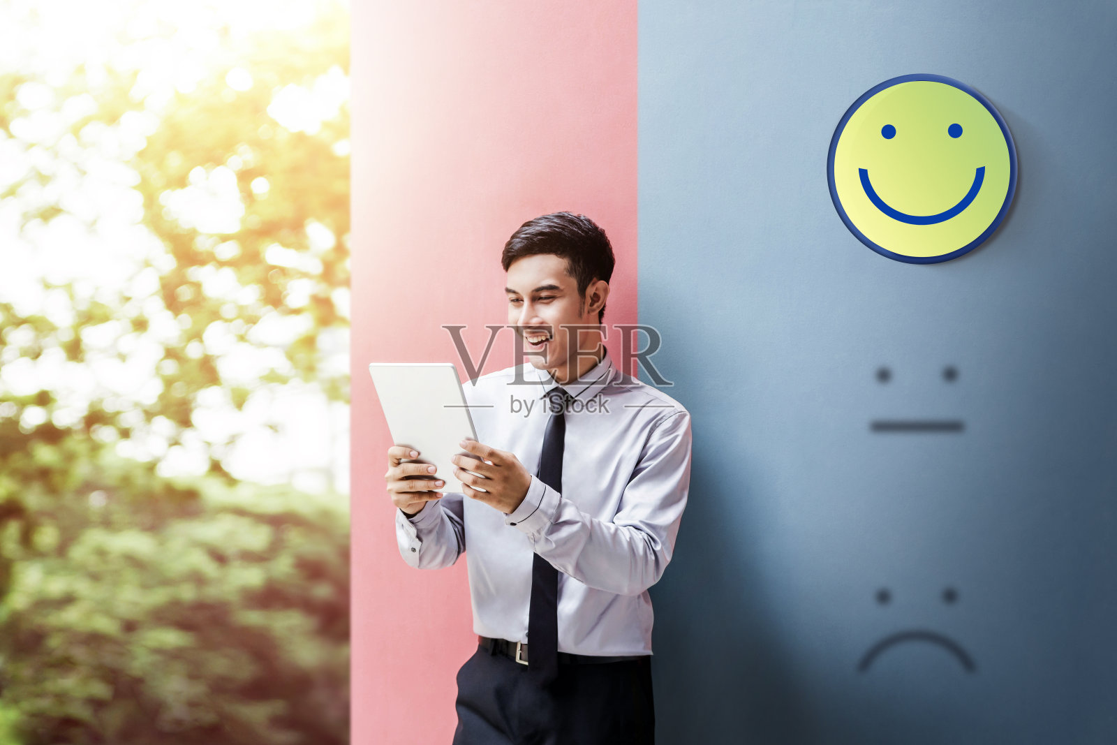 客户体验概念，快乐的商人享受在数字平板电脑与笑脸评分的满意度调查照片摄影图片