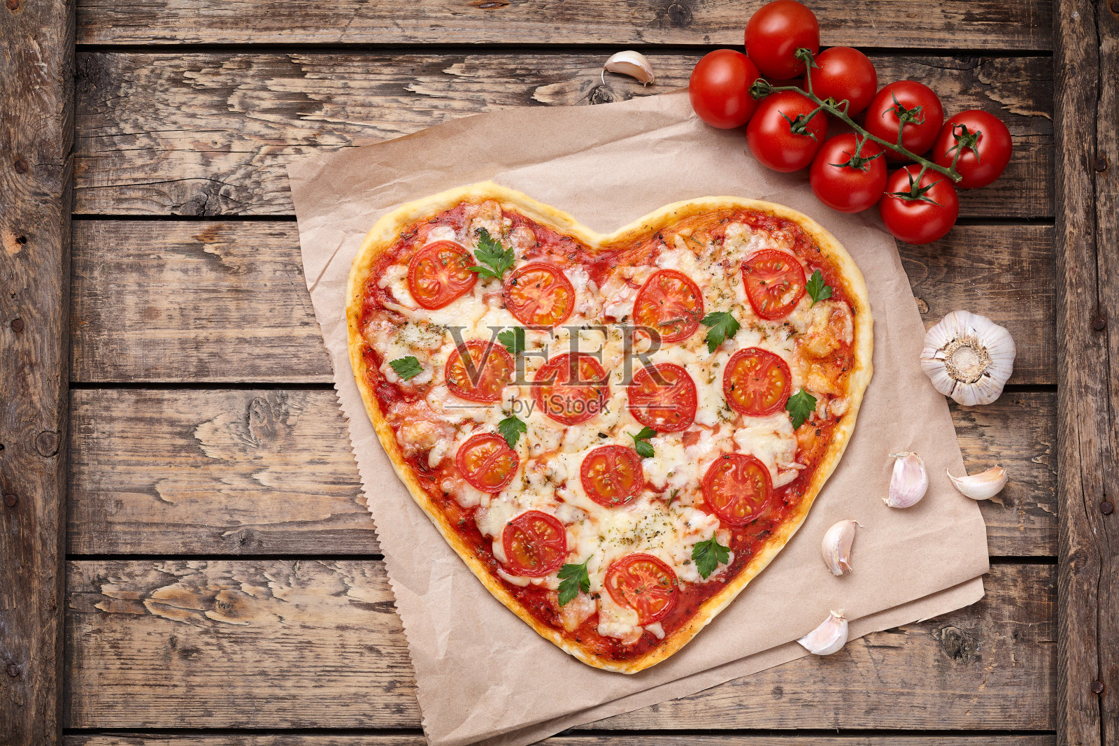 心形的玛格丽塔披萨象征着马苏里拉奶酪，西红柿照片摄影图片